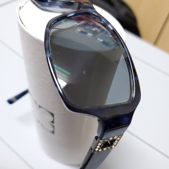 Designer prescription sunglasses w/ leather case - Picture 4 of 16